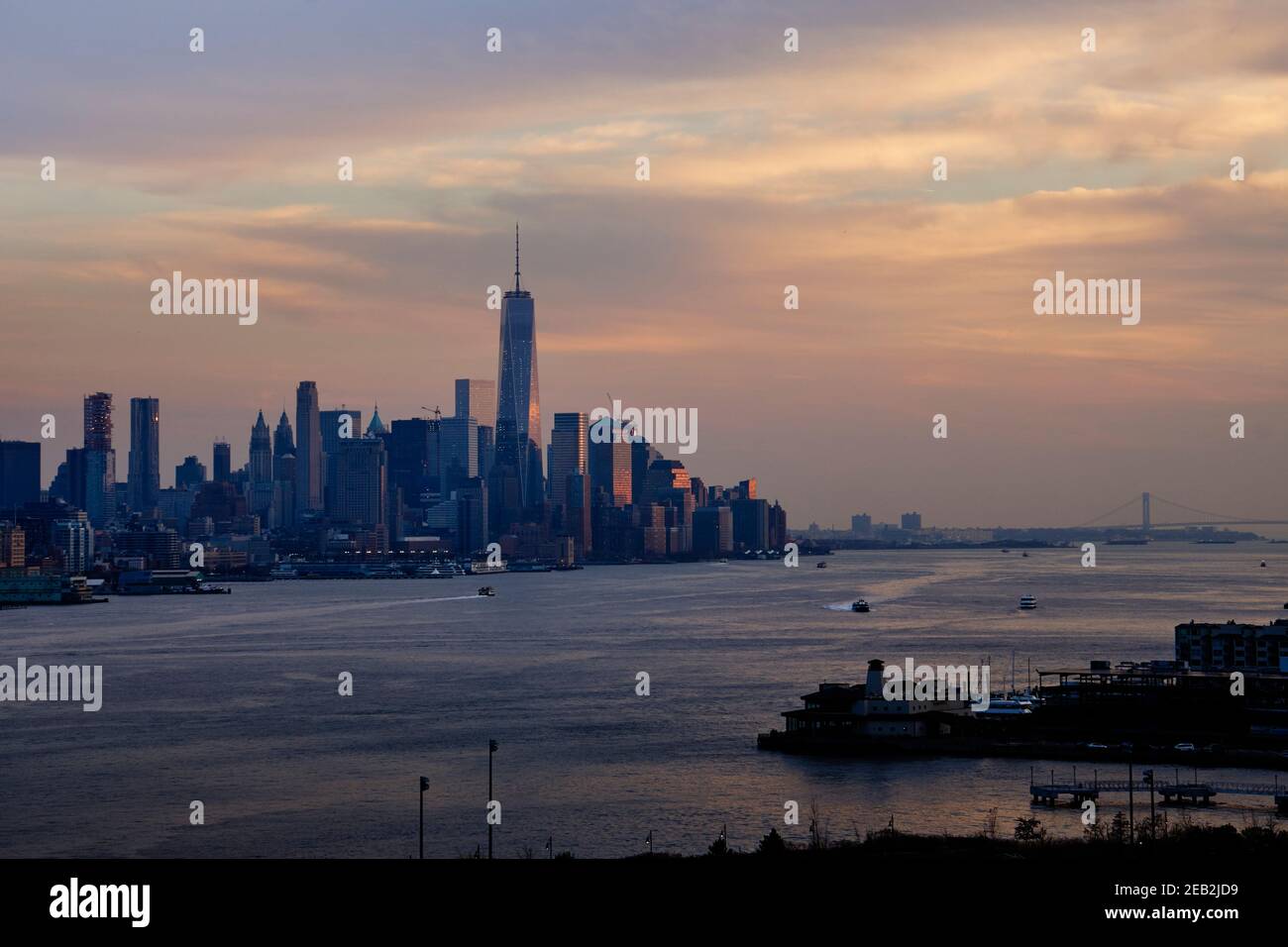 New York City, Lower Manhattan, the Hudson River, and Upper New York Bay at twilight as seen from Weehauken, New Jersey, USA with Brooklyn and the Ver Stock Photo