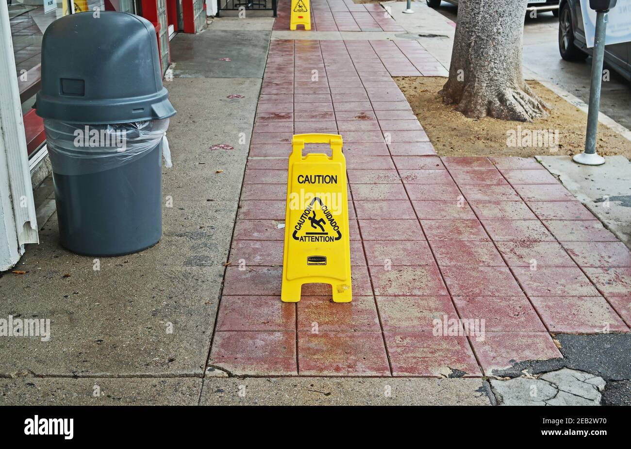 Wet floor sign hi-res stock photography and images - Alamy