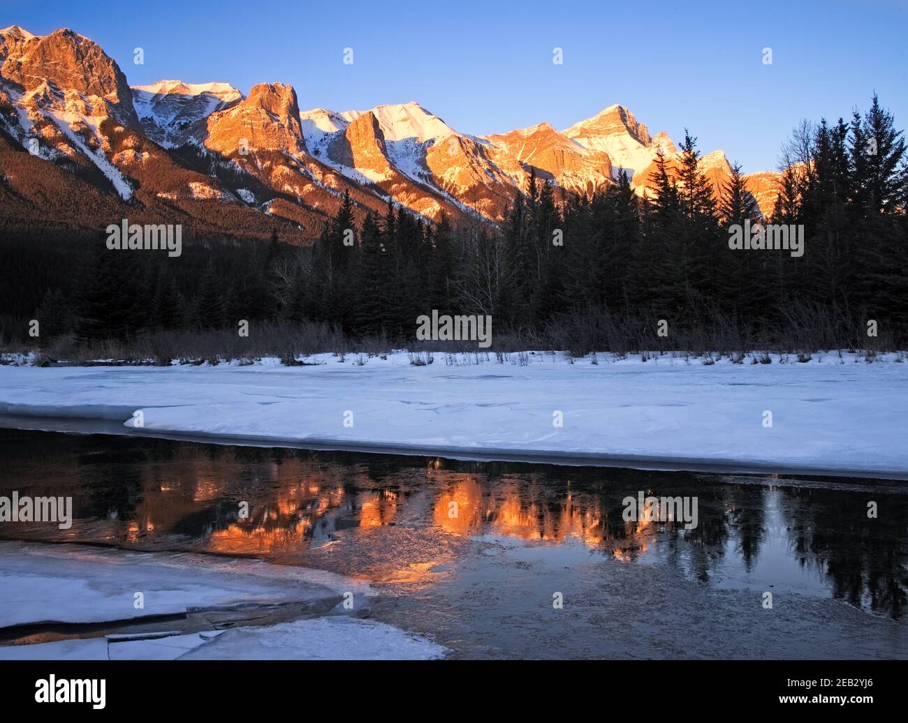 Mt Rundle Canmore Mount rundle from lake hi-res stock photography and images - Alamy