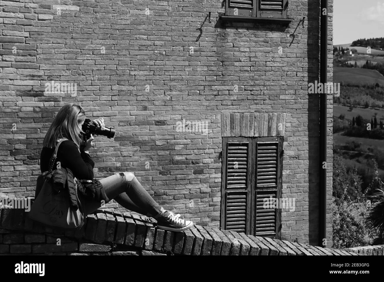 Kneeling photographer hi-res stock photography and images - Alamy