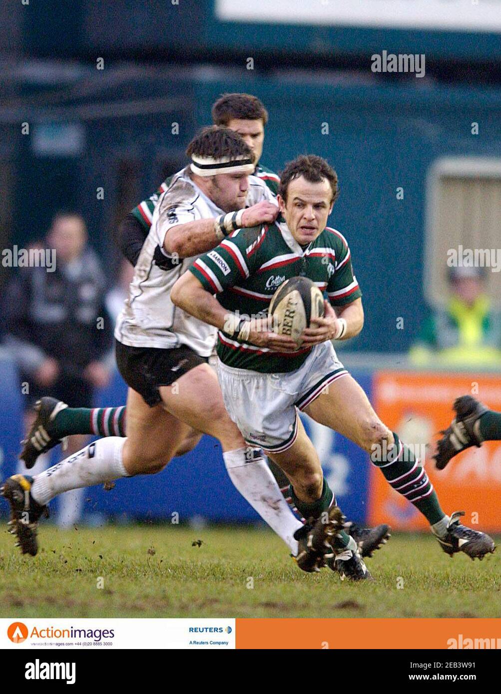 Rugby Union - Leicester Tigers v Saracens Guinness Premiership - Welford  Road - 2/1/06 Leicester's Austin Healey is held by Saracens' Ben Broster  Mandatory Credit: Action Images / Stuart Crump Livepic Stock Photo - Alamy