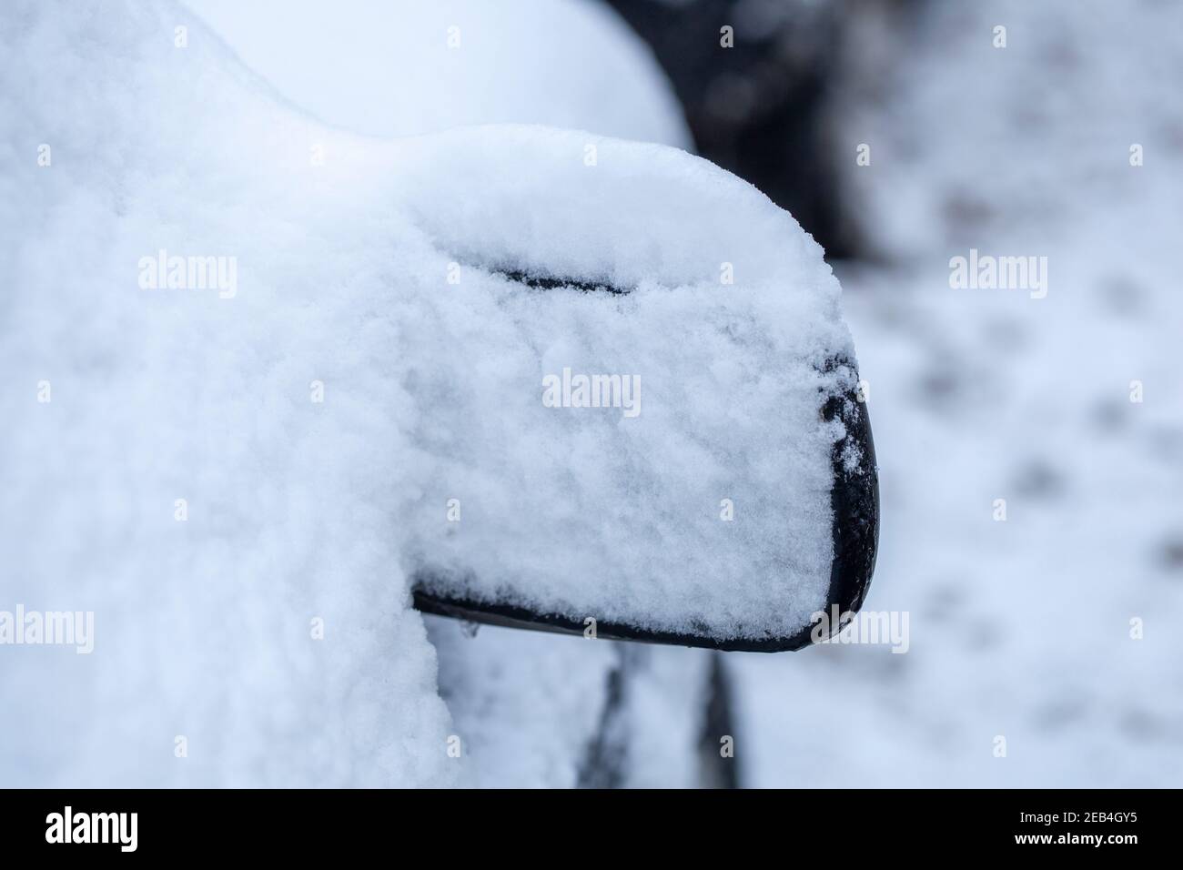 Snowy wipers and windshields on a car, Germany I Verschneiter Scheibenwischer und Windschutzscheiben an einem Auto, Deutschland I Stock Photo