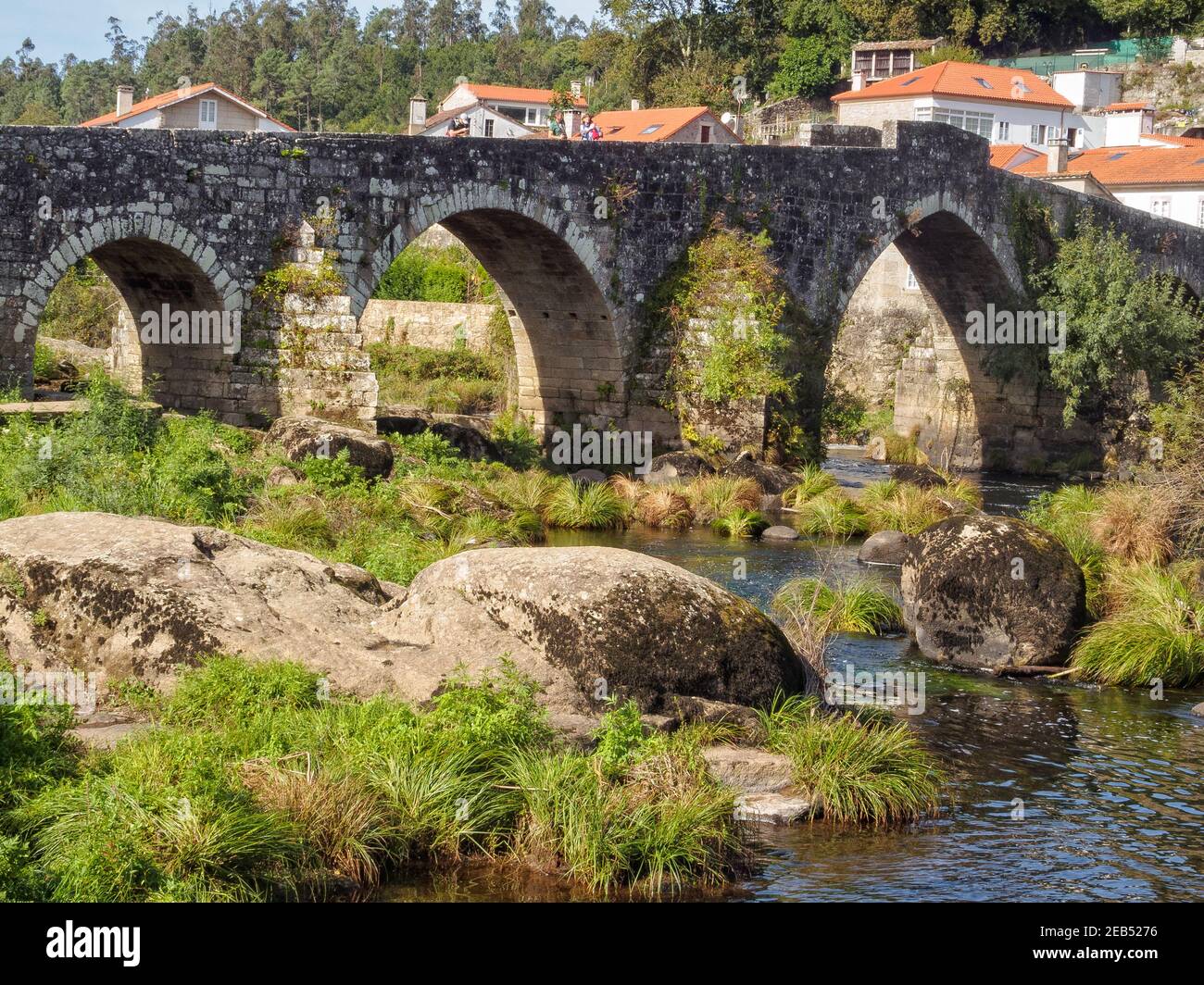 Vista lateral del puente Ponte Maceira con detalle de los arcos