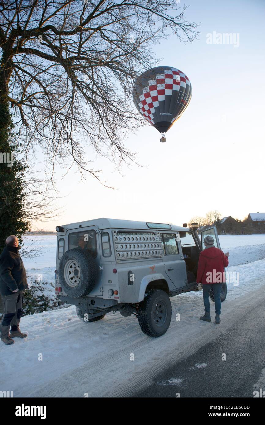 Heissluftballon über den verschneiten Wiesen bei Willich in den Nachmittagsstunden. Stock Photo