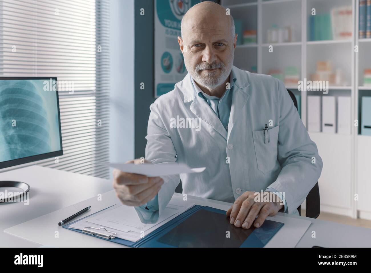 Doctor giving patient shot hi-res stock photography and images - Alamy