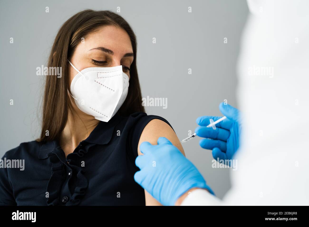 Doctor in ffp2 mask hi-res stock photography and images - Alamy