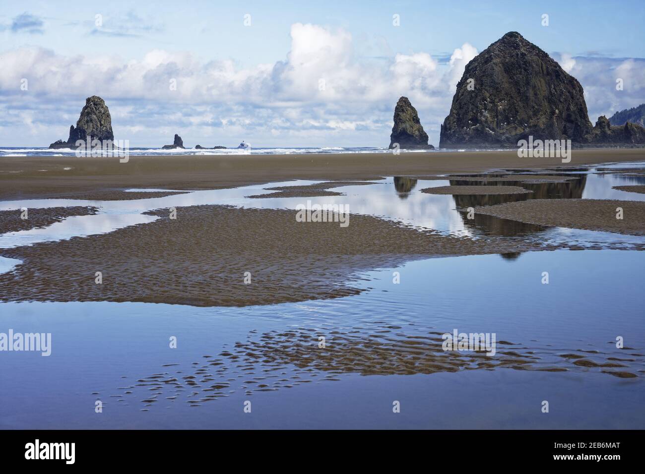 Cannon beach oregon low tide hi res stock photography and images Alamy