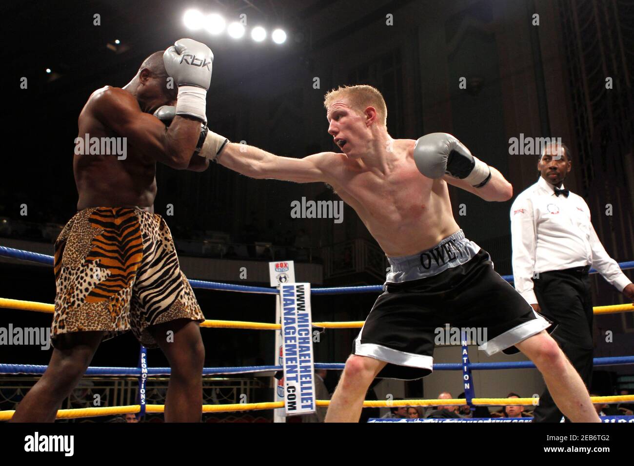 Boxing - Lee Owen v Bheki Moyo- Welterweight - Troxy, London - 2/3/12 Lee  Owen (R) in action against Bheki Moyo Mandatory Credit: Action Images / Jed  Leicester Stock Photo - Alamy