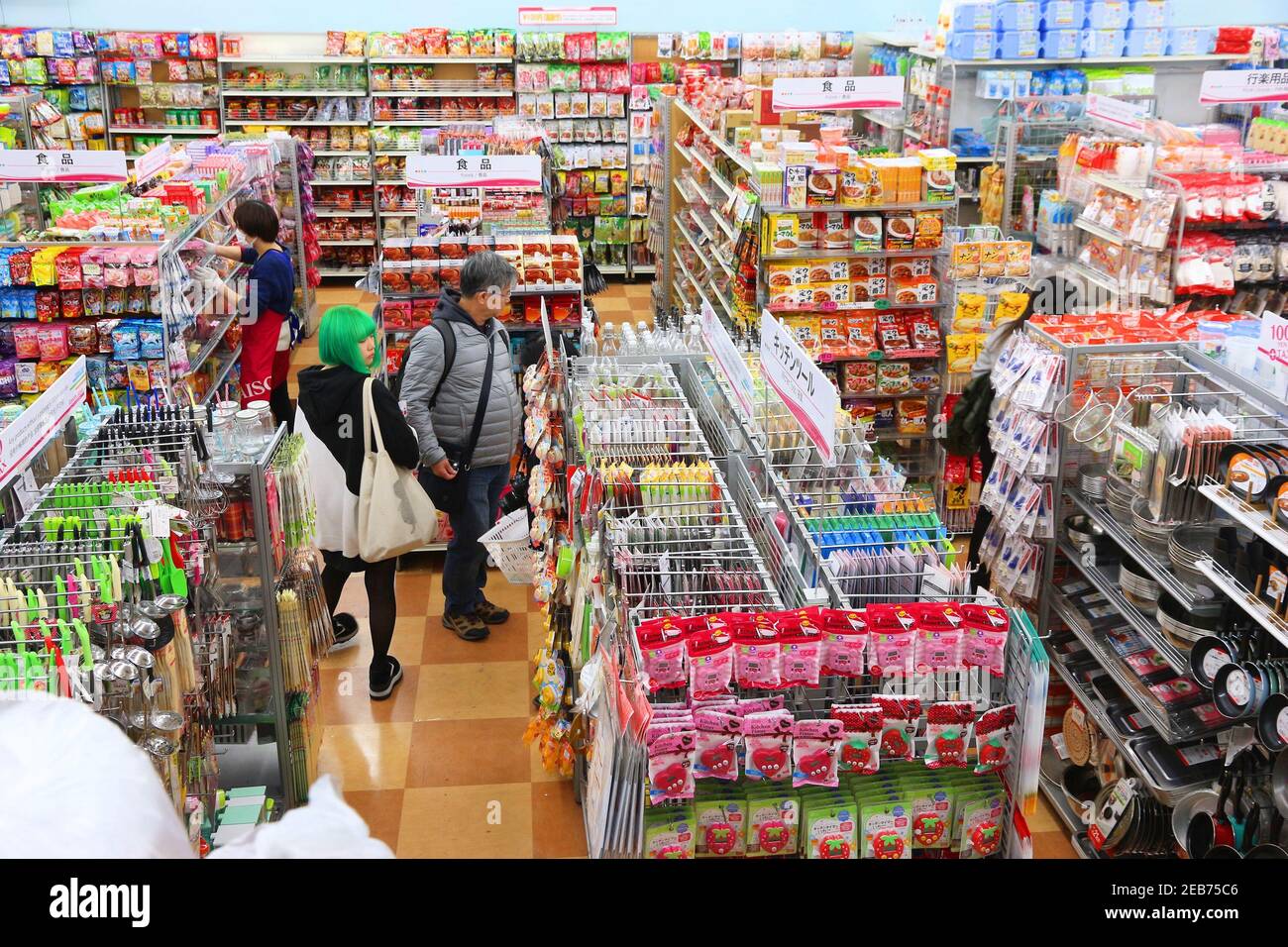 100 yen store hires stock photography and images Alamy
