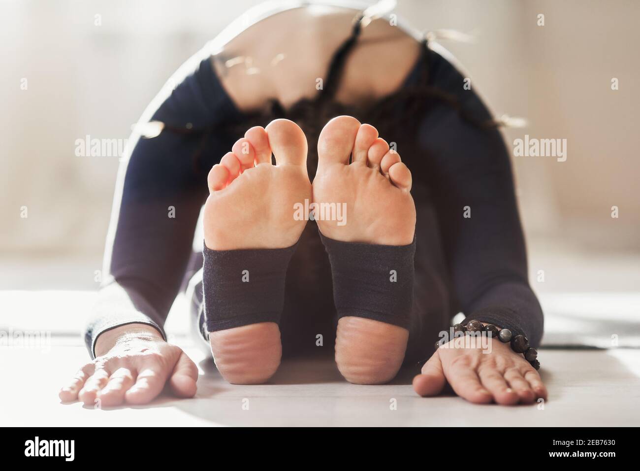 Leaning forward seated hires stock photography and images Alamy