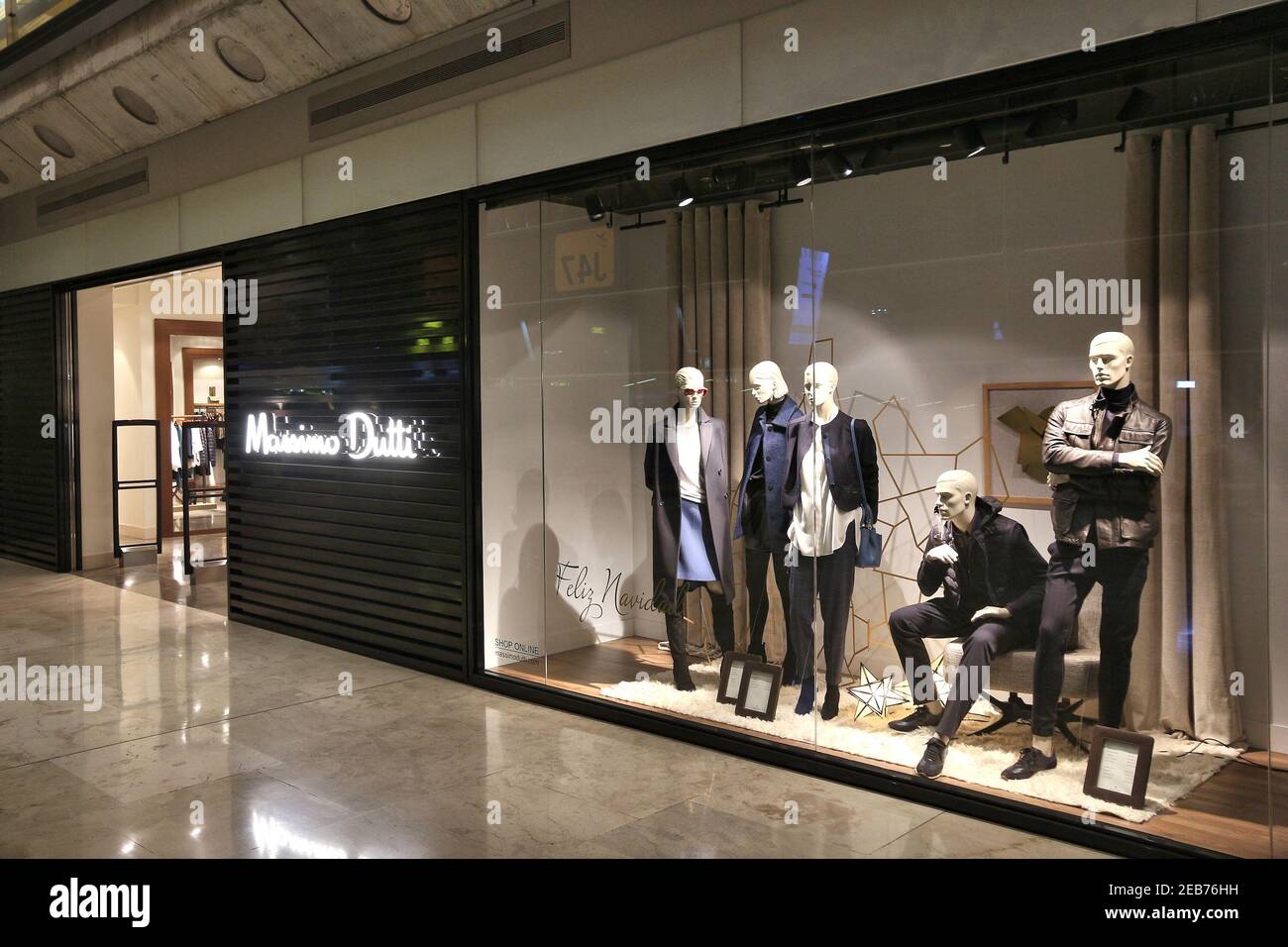 MADRID, SPAIN - DECEMBER 6, 2016: Massimo Dutti fashion shop at Madrid  Airport in Spain. It is the 6th busiest airport in Europe, with 50.4  million pa Stock Photo - Alamy