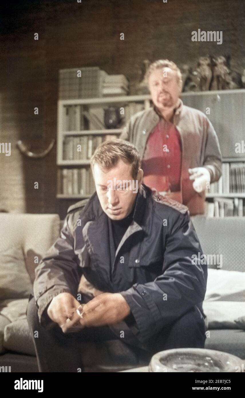 Der deutsche Schauspieler Hansjörg Felmy am Set einer Fernsehproduktion, Deutschland 1960er Der deutsche Schauspieler Hansjörg Felmy am Set einer Fernsehproduktion, Deutschland 1960er