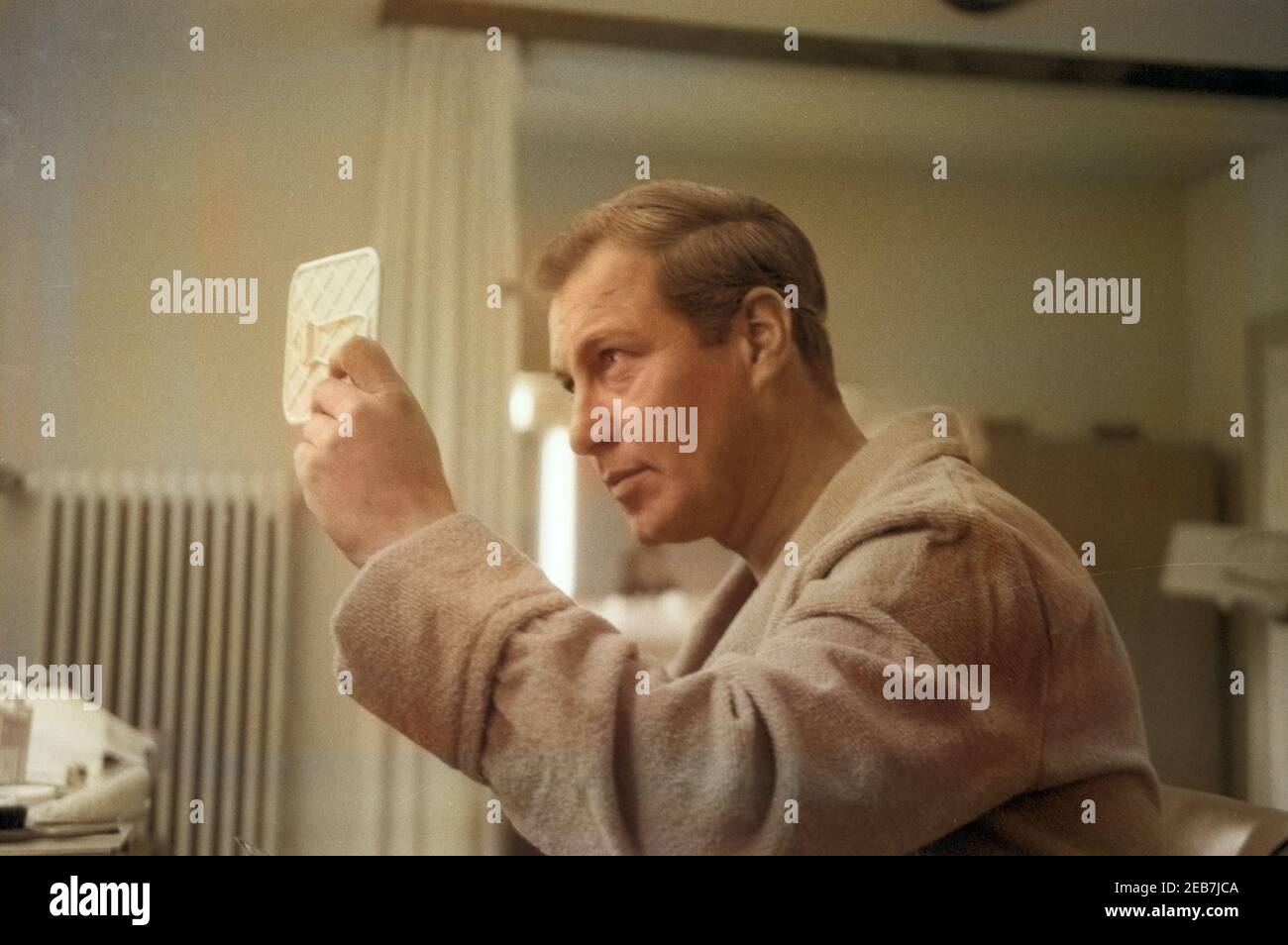 Der deutsche Schauspieler Hansjörg Felmy beim Makeup einer Fernsehproduktion, Deutschland 1960er Der deutsche Schauspieler Hansjörg Felmy beim Makeup einer Fernsehproduktion, Deutschland 1960er
