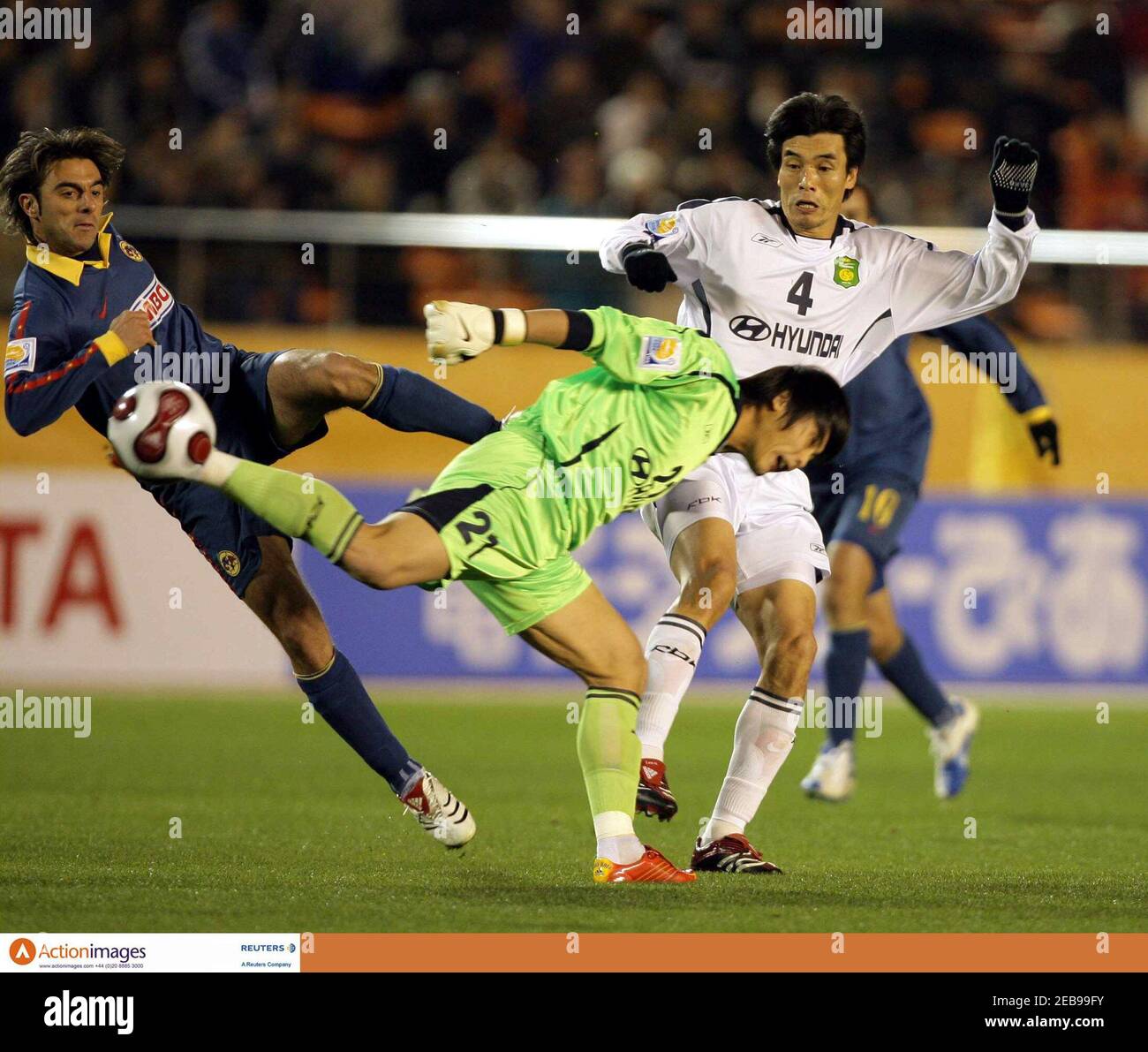 Football - Jeonbuk Motors v Club America FIFA Club World Cup Quarter Final  Japan 2006 presented by TOYOTA - National Stadium, Tokyo, Japan - 11/12/06  Jeonbuk's Jin Cheul Choi and Sun Tae