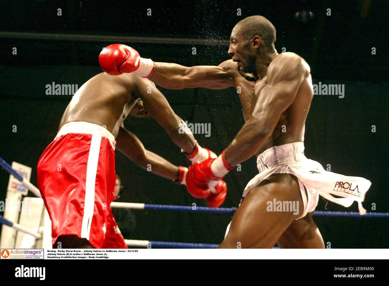 Boxing - Derby Storm Arena - Johnny Nelson vs Guillermo Jones - 23/11/02  Johnny Nelson (R) in action v Guillermo Jones (L) Mandatory Credit:Action  Images / Andy Couldridge Stock Photo - Alamy