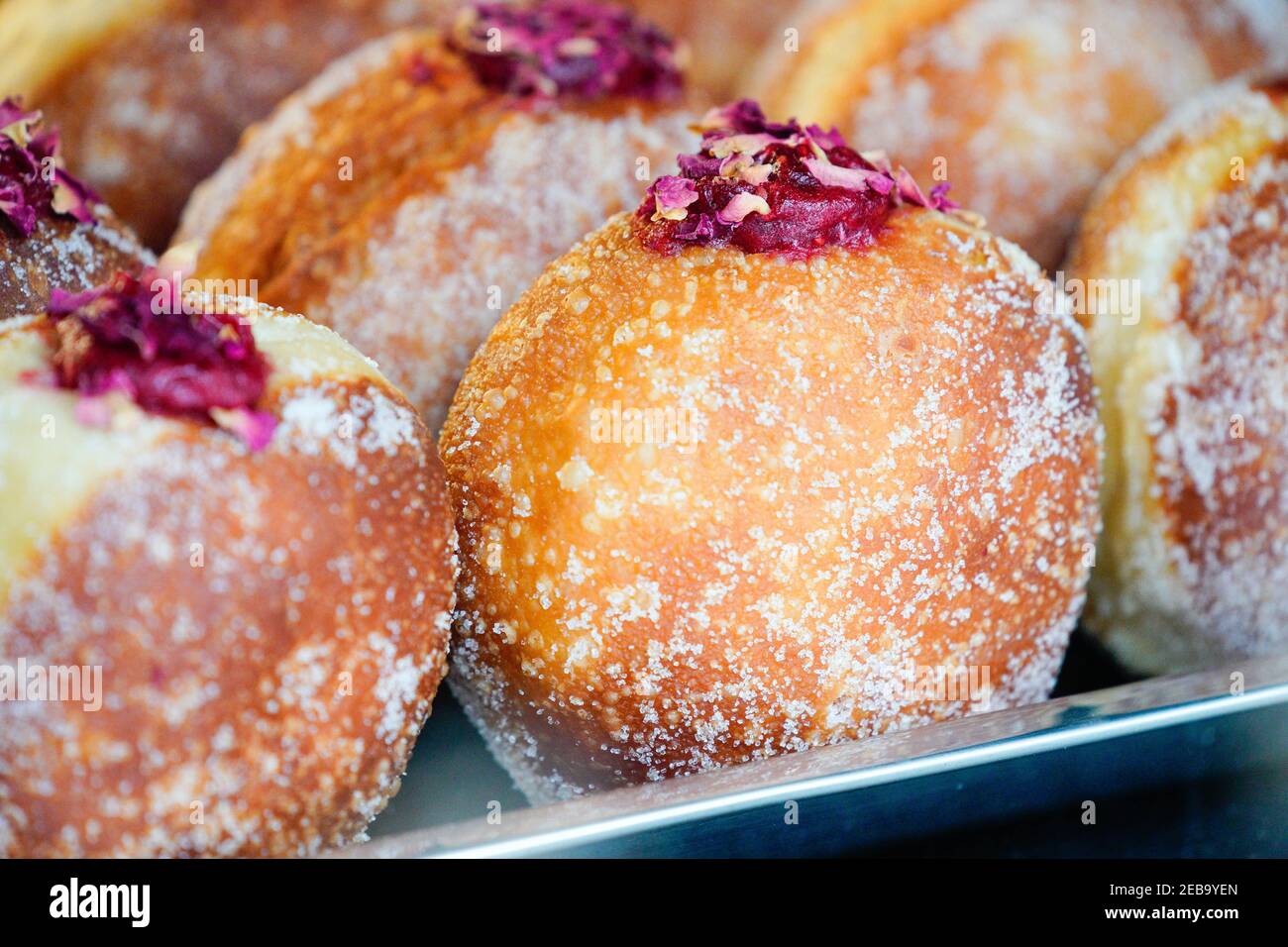 (210212) -- WARSAW, Feb. 12, 2021 (Xinhua) -- Polish fried donuts, or Paczki, are seen in a window display at a bakery in Warsaw, Poland, Feb. 11, 2021. People in Poland eat Paczki, fried donuts filled with cream or jam, on Fat Thursday to mark the last Thursday before the start of Lent. (Photo by Jaap Arriens/Xinhua) Stock Photo