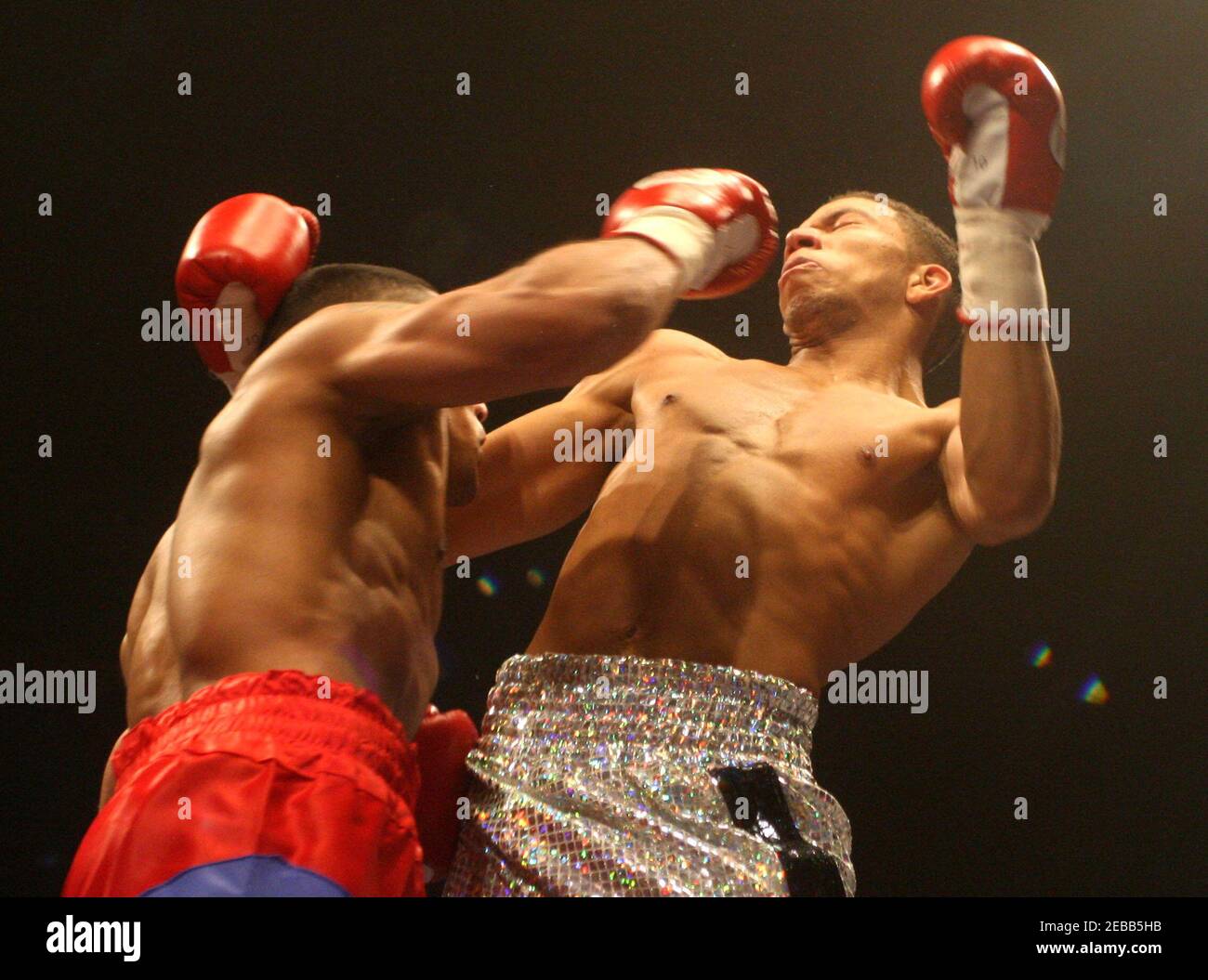 Boxing - Quinton Hillocks v Lee Duncan - Middleweight Fight - Aston Arena -  14/3/09 Quinton Hillocks (L) in action against Lee Duncan Mandatory Credit:  Action Images / Matthew Childs Stock Photo - Alamy