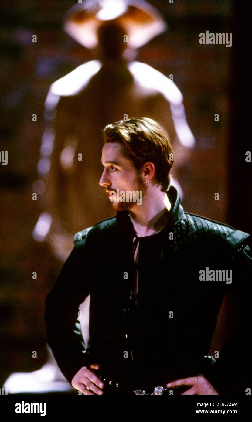 Linus Roache (Don Juan Tenorio) in THE LAST DAYS OF DON JUAN by Nick Dear at the Royal Shakespeare Company (RSC), Swan Theatre, Stratford-upon-Avon  05/04/1990  after Tirso de Molina  translator: Kate Littlewood  design: Kandis Cooke  lighting: Geraint Pughe  fights: Malcolm Ranson  director: Danny Boyle Stock Photo