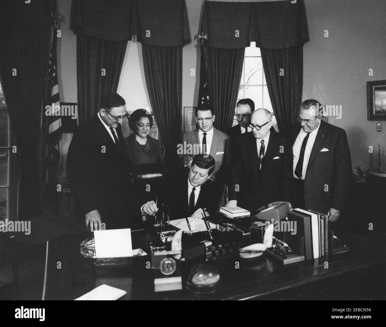 Bill signing u2013 HR 2470, a Bill to create a Lincoln Boyhood National Memorial in the state of Indiana, 10:15AM. President John F. Kennedy prepares to sign HR 2470, a bill to authorize the creation of the Lincoln Boyhood National Memorial in Indiana. Looking on are (L-R): Congressman Fred Schwengel (Iowa); Isadora Skora, a Lincoln scholar from Evansville, Indiana; Senator Vance Hartke (Indiana); William A. Koch, Indiana businessman; Roy T. Combs, President of the Indiana Lincoln Foundation; and Congressman Winfield K. Denton (Indiana). Oval Office, White House, Washington, D.C. Stock Photo