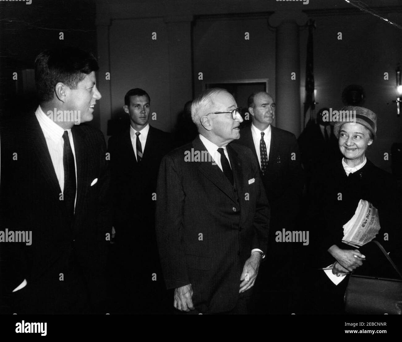 Meeting with former President Harry S. Truman (HST), 9:53AM. President John F. Kennedy stands with former President Harry S. Truman in the West Wing Lobby, White House, Washington, D.C. (L-R) President Kennedy; Secret Service agent William u0022Billu0022 Duncan; President Truman; Special Assistant to President Kennedy Dave Powers; Washington Correspondent for the Guy Gannett Publishing Company of Maine, May Craig. Stock Photo