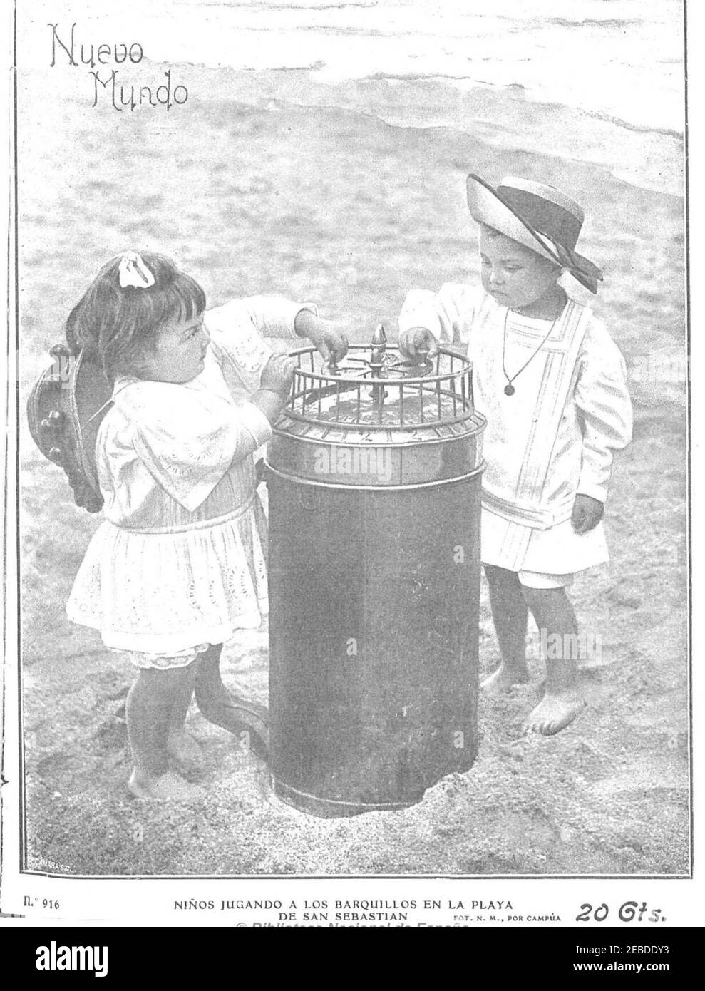 Niños jugando a los barquillos en la playa de San Sebastián, de Campúa, Nuevo Mundo, 17 de julio de 1911. Stock Photo