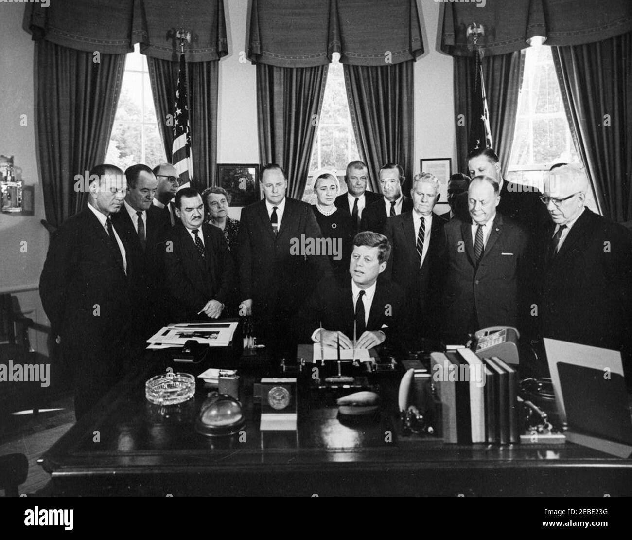 Bill signing - H.R. 8666 Public Law 87-256, Fulbright-Hays Act, 5:15PM. President John F. Kennedy signs the Mutual Educational and Cultural Exchange Act (Fulbright-Hays Act) in the Oval Office, White House, Washington, D.C. (L-R) Senator J. William Fulbright of Arkansas; Senator Hubert Humphrey of Minnesota; Representative E. Ross Adair of Indiana; Representative Clement Zablocki of Wisconsin; Representative Frances Bolton of Ohio; Representative Wayne Hays of Ohio; Representative Edna Kelly of New York; Representative Horace Seely-Brown of Connecticut; Representative John Monagan of Connectic Stock Photo