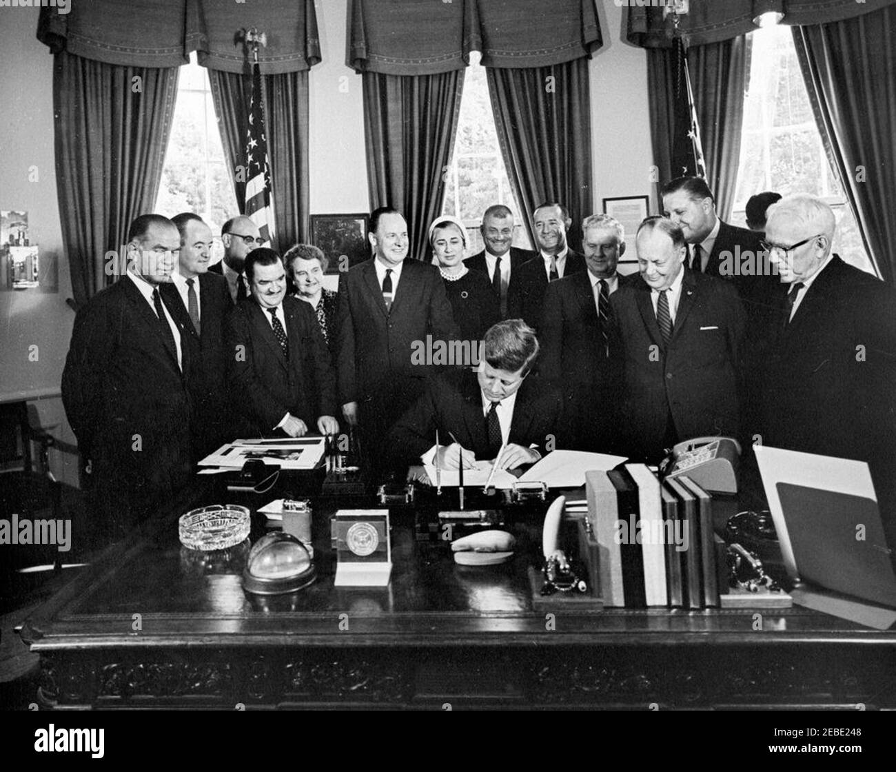Bill signing - H.R. 8666 Public Law 87-256, Fulbright-Hays Act, 5:15PM. President John F. Kennedy signs the Mutual Educational and Cultural Exchange Act (Fulbright-Hays Act) in the Oval Office, White House, Washington, D.C. (L-R) Senator J. William Fulbright of Arkansas; Senator Hubert Humphrey of Minnesota; Representative E. Ross Adair of Indiana; Representative Clement Zablocki of Wisconsin; Representative Frances Bolton of Ohio; Representative Wayne Hays of Ohio; Representative Edna Kelly of New York; Representative Horace Seely-Brown of Connecticut; Representative John Monagan of Connectic Stock Photo