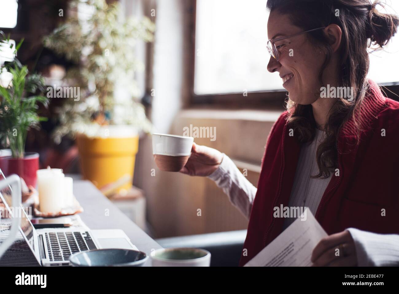 Tea time in office hi-res stock photography and images - Alamy