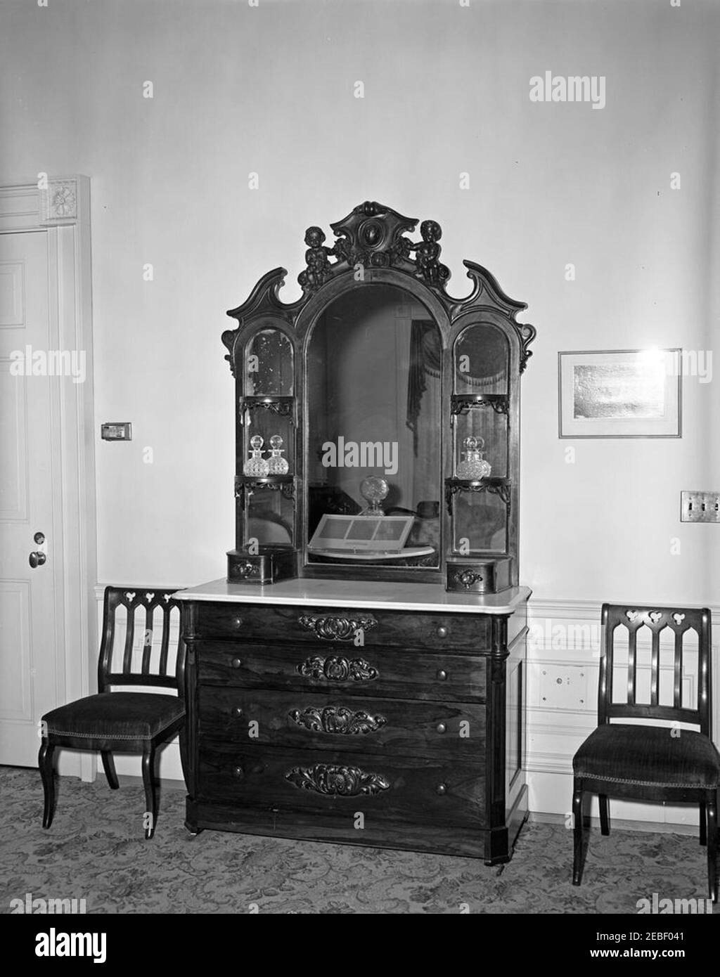 White House rooms: Lincoln Bedroom furniture and furnishings. Marble-topped  bureau with a carved mirror in the Lincoln Bedroom in the White House,  Washington, D.C Stock Photo - Alamy