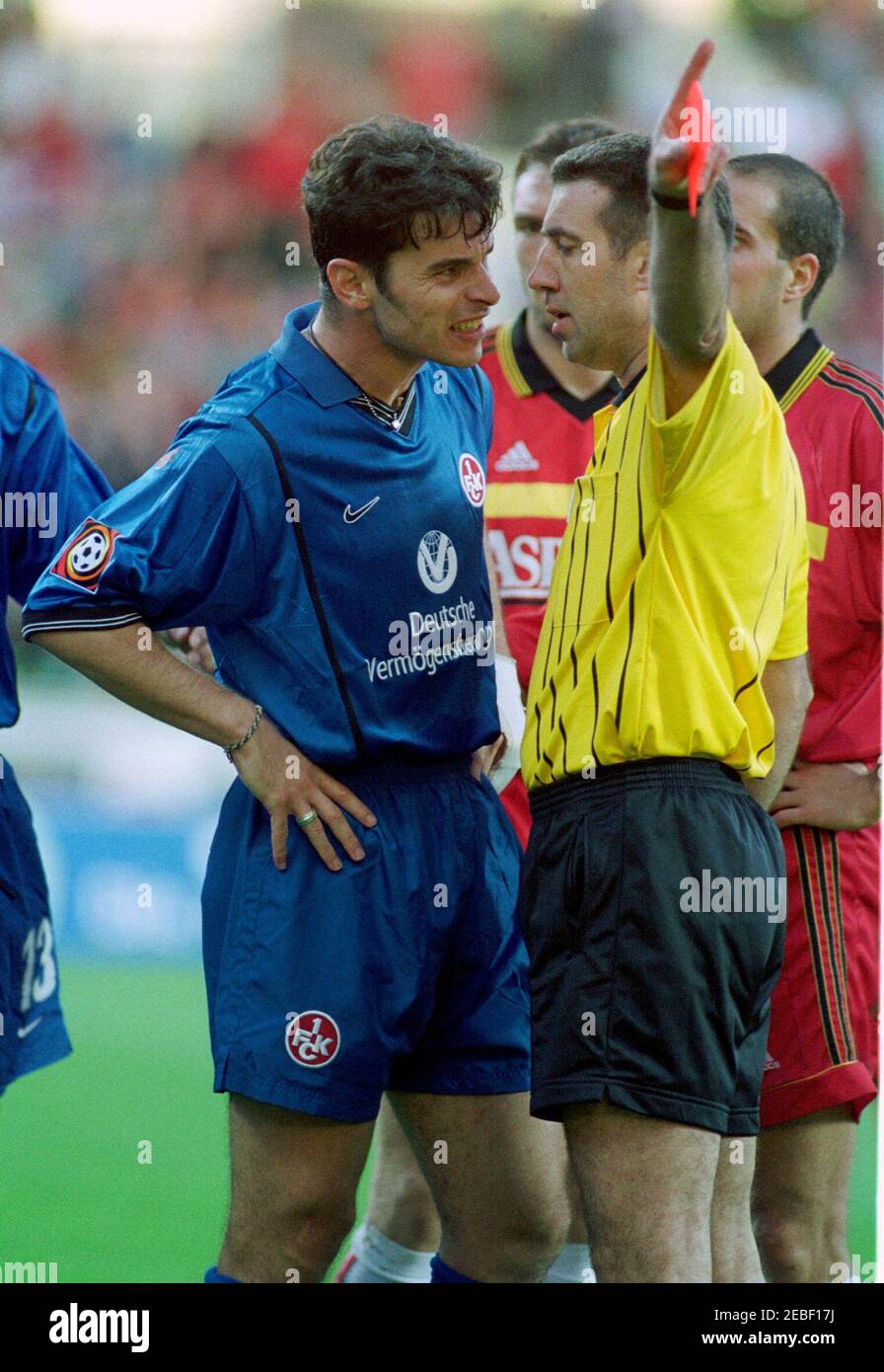 Leverkusen Germany 26.9.1999, Football: Bundesliga season 1999/2000, Bayer  04 Leverkusen (B04, red) vs 1. FC Kaiserslautern (blue) 3:1 - Ciriaco  SFORZA (FCK), referee Uwe KEMMERLING Stock Photo - Alamy