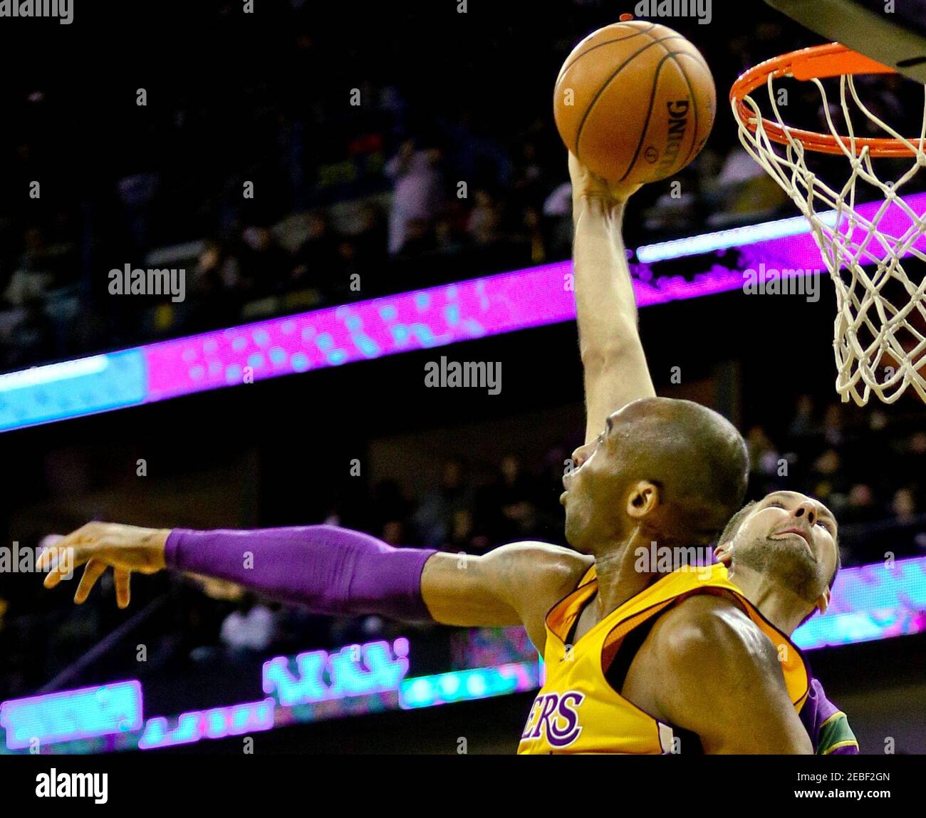 Feb 4, 2016; New Orleans, LA, USA; New Orleans Pelicans forward Ryan Anderson (33) dunks over Los Angeles Lakers forward Kobe Bryant (24) during the second half of a game at the Smoothie King Center. The Lakers defeated the Pelicans 99-96. Mandatory Credit: Derick E. Hingle-USA TODAY Sports  / Reuters  Picture Supplied by Action Images   (TAGS: Sport Basketball NBA) *** Local Caption *** 2016-02-05T054127Z 966678023 NOCID RTRMADP 3 NBA-LOS-ANGELES-LAKERS-AT-NEW-ORLEANS-PELICANS.JPG Stock Photo