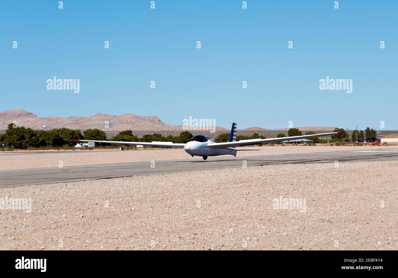 Glider lands at Jean Airport, Nevada, near Las Vegas Stock Photo Alamy