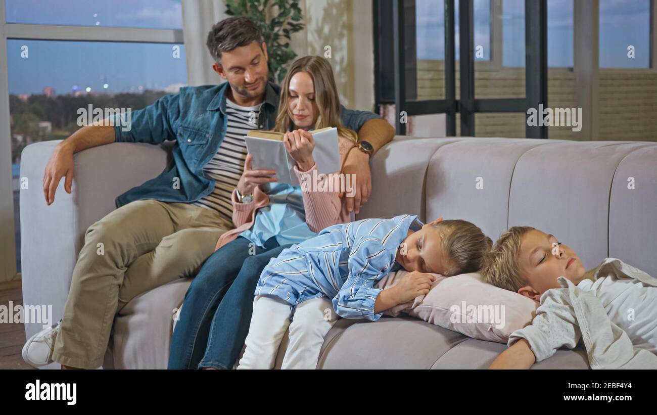 Kids sleeping with parents hires stock photography and images Alamy