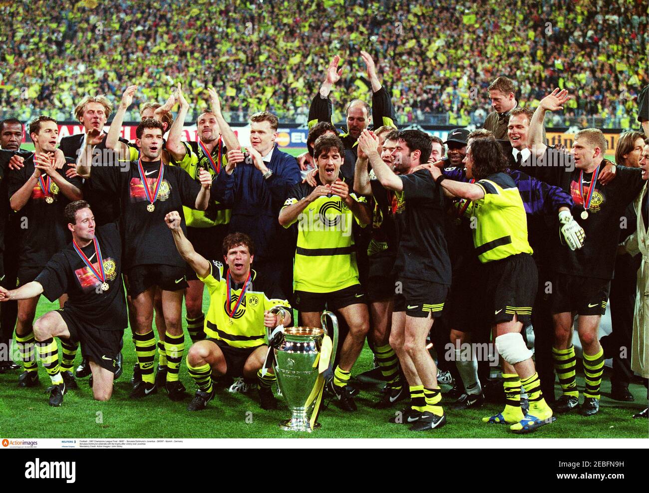 Football - 1997 Champions League Final - 96/97 - Borussia Dortmund v  Juventus - 28/5/97 - Munich - Germany Borussia Dortmund celebrate with the  trophy after victory over Juventus Mandatory Credit: Action Images / John  Sibley Stock Photo - Alamy
