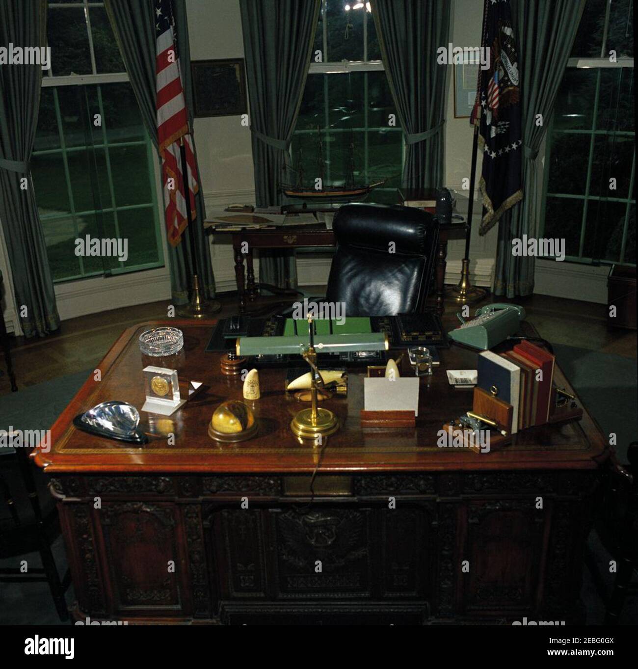 Oval Office Desk. Items on President John F. Kennedyu0027s desk (the H