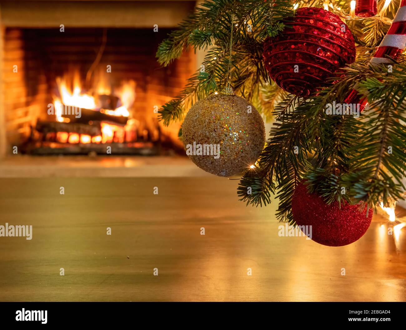 Cành cây thông Giáng Sinh với bóng đèn tạo hiệu ứng phản chiếu sẽ mang lại cho bạn một không gian Giáng Sinh ấm cúng. Với vẻ đẹp thiên nhiên và hơi thở của bầu không khí Giáng Sinh, bạn sẽ tìm thấy một yên bình và tình cảm nhẹ nhàng trái tim.