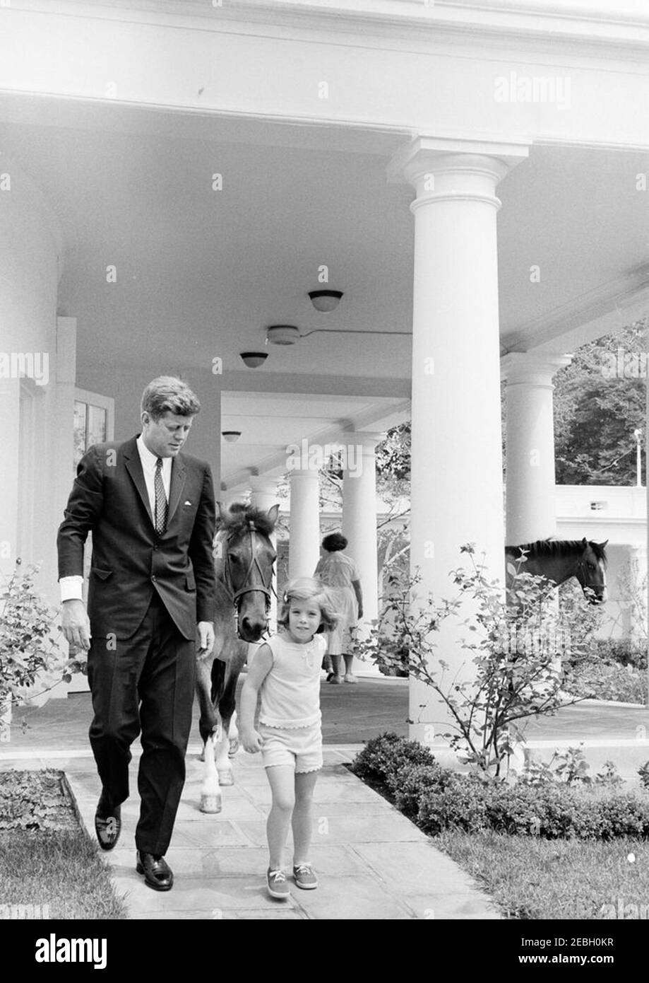 洋書 She Walks in Beauty : Caroline Kennedy She Walks in Beauty: A Woman's Journey Through Poems