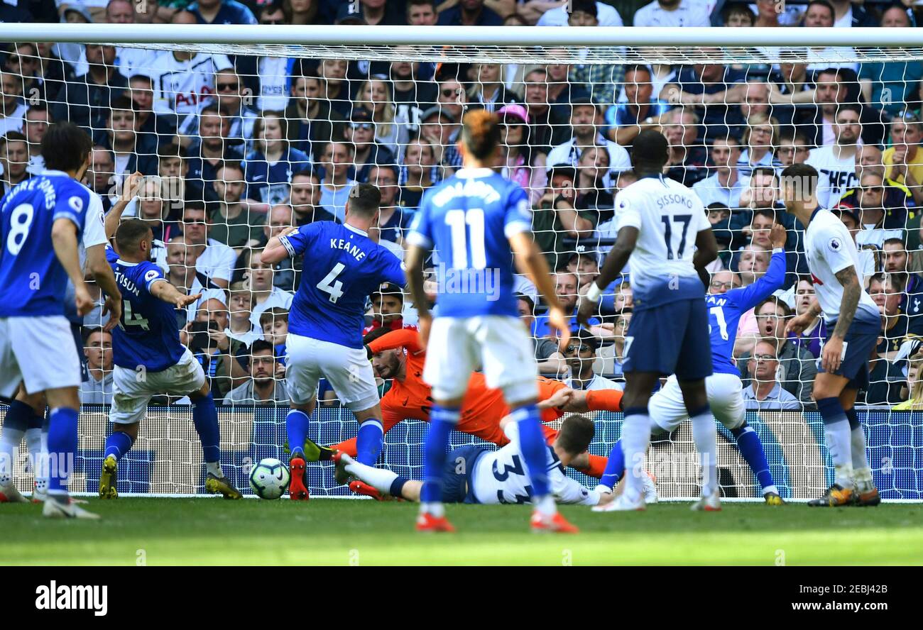 Soccer Football - Premier League - Tottenham Hotspur v Everton - Tottenham Hotspur Stadium, London, Britain - May 12, 2019  Everton's Cenk Tosun scores their second goal  REUTERS/Dylan Martinez  EDITORIAL USE ONLY. No use with unauthorized audio, video, data, fixture lists, club/league logos or 'live' services. Online in-match use limited to 75 images, no video emulation. No use in betting, games or single club/league/player publications.  Please contact your account representative for further details. Stock Photo