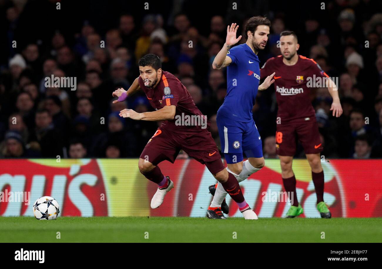 Soccer Football - Champions League Round of 16 First Leg - Chelsea vs FC Barcelona - Stamford Bridge, London, Britain - February 20, 2018   Barcelona’s Luis Suarez in action with Chelsea's Cesc Fabregas    Action Images via Reuters/Matthew Childs Stock Photo