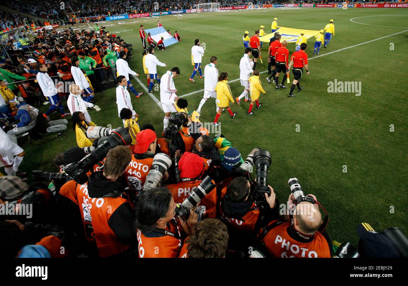 Page 9 The Teams Walk Out High Resolution Stock Photography And Images Alamy