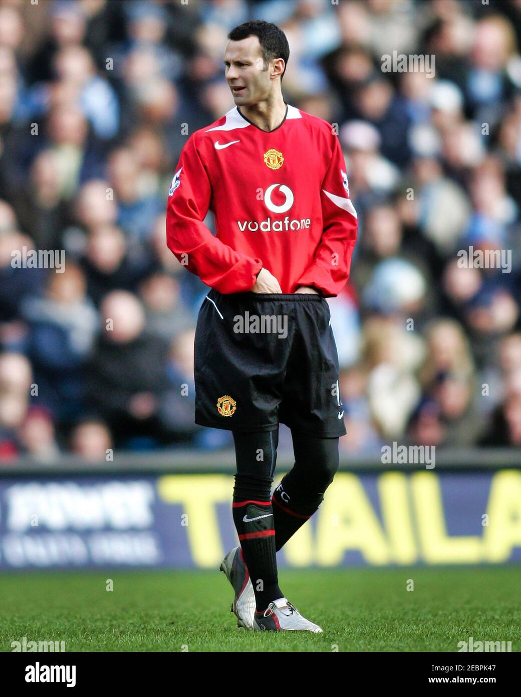 Manchester United 2 at Manchester City 0. City of Manchester stadium. Feb.  13 2005. Ryan Giggs in tights Stock Photo - Alamy