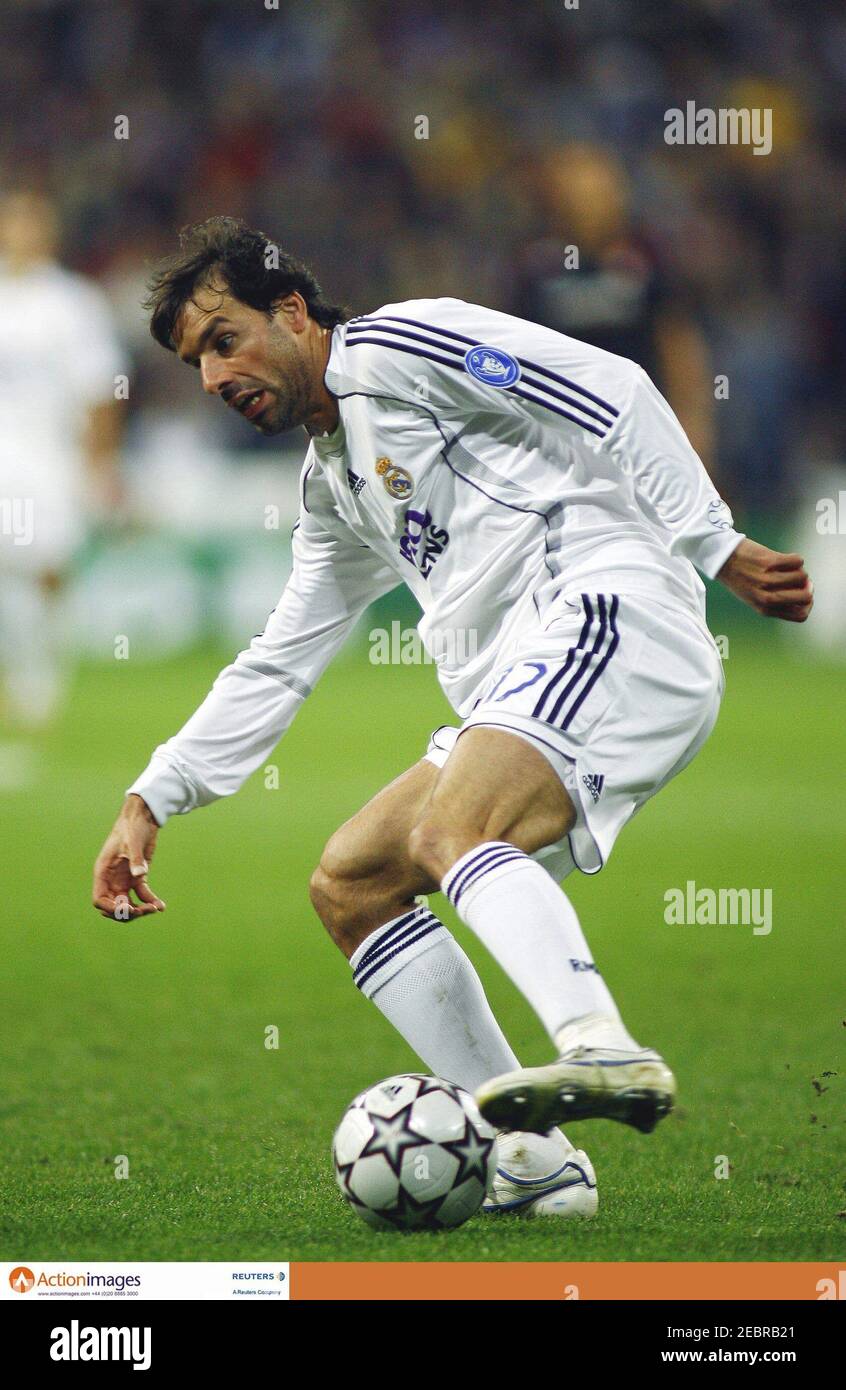 Football - Real Madrid v Olympique Lyonnais UEFA Champions League Group  Stage Matchday Five Group E - Estadio Santiago Bernabeu, Madrid, Spain -  21/11/06 Real Madrid's Ruud van Nistelrooy dejected after missing