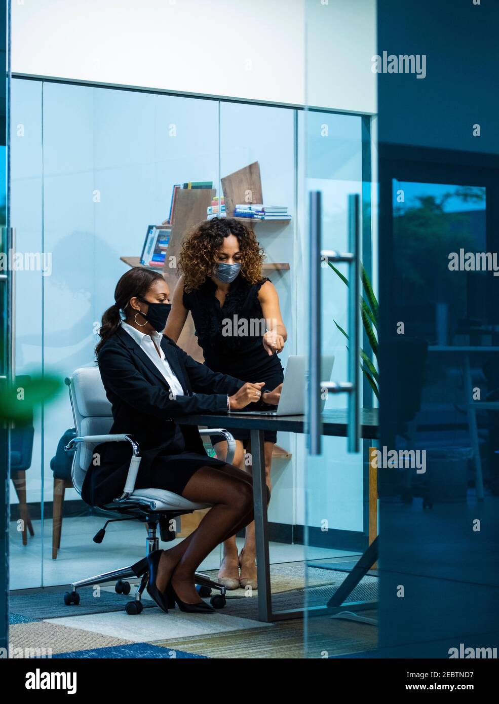 Women wearing masks hi-res stock photography and images - Alamy