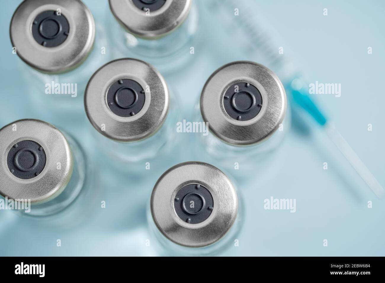 Overhead view of vials with Covid-19 vaccine and syringe Stock Photo
