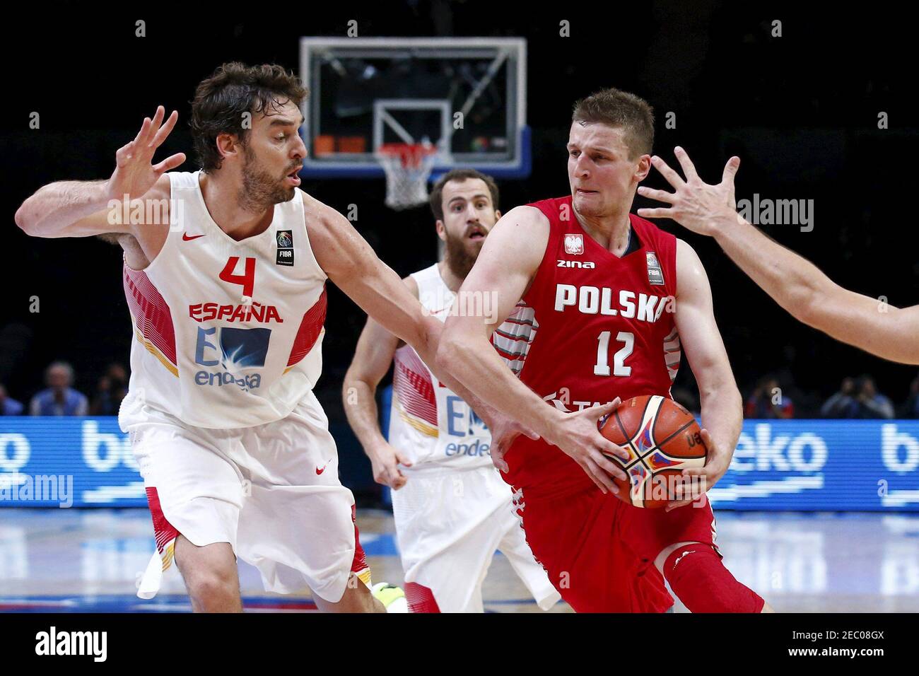 Poland's Adam Waczynski goes for the basket against Spain's Pau Gasol  during their 2015 EuroBasket 2015 round of 16 match at the Pierre Mauroy  stadium in Villeneuve d'Ascq near Lille, France, September