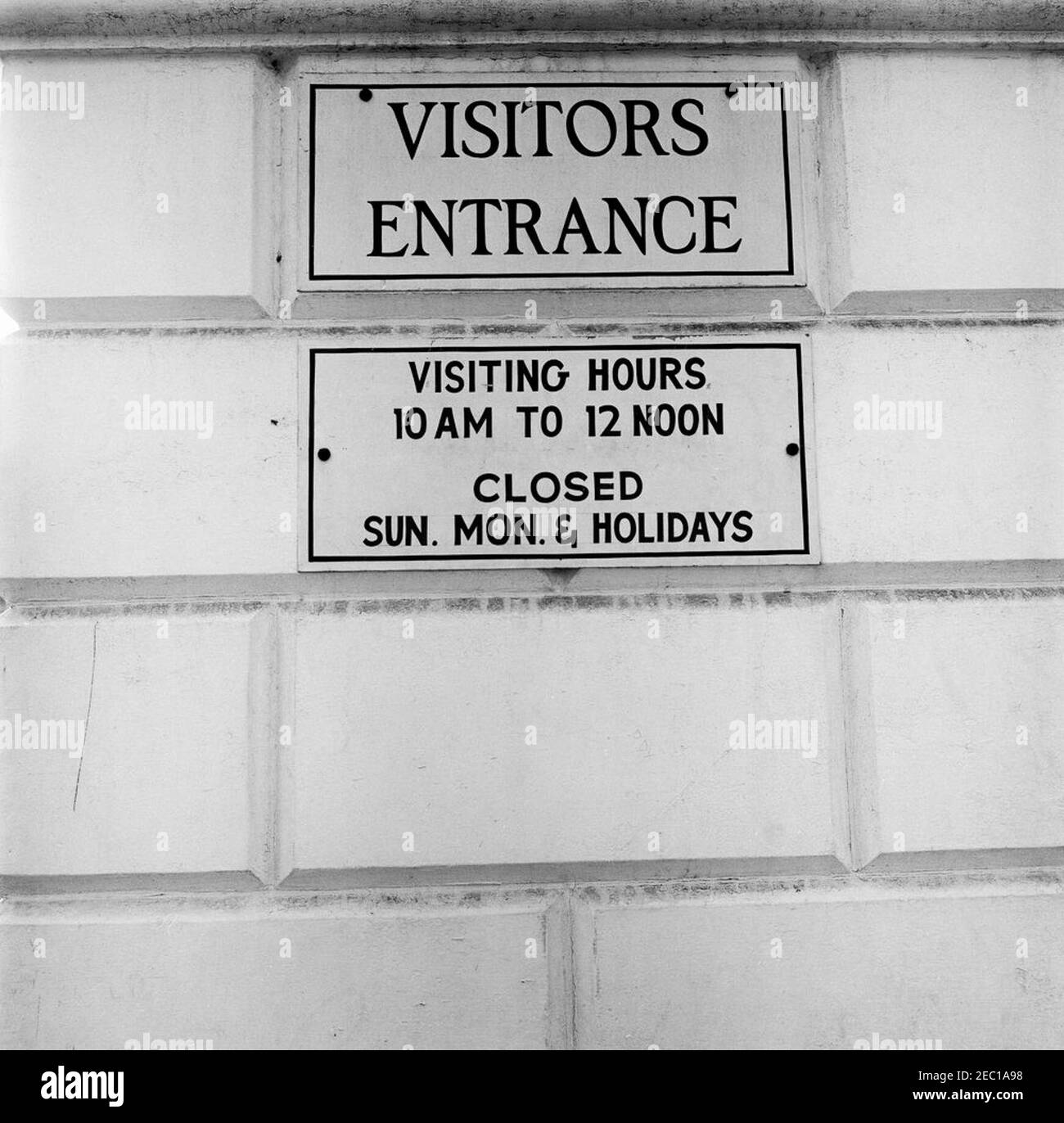 Visitors sign at East Lobby entrance. A visitors sign, with visiting hours,  at the East Lobby Entrance of the White House Stock Photo - Alamy