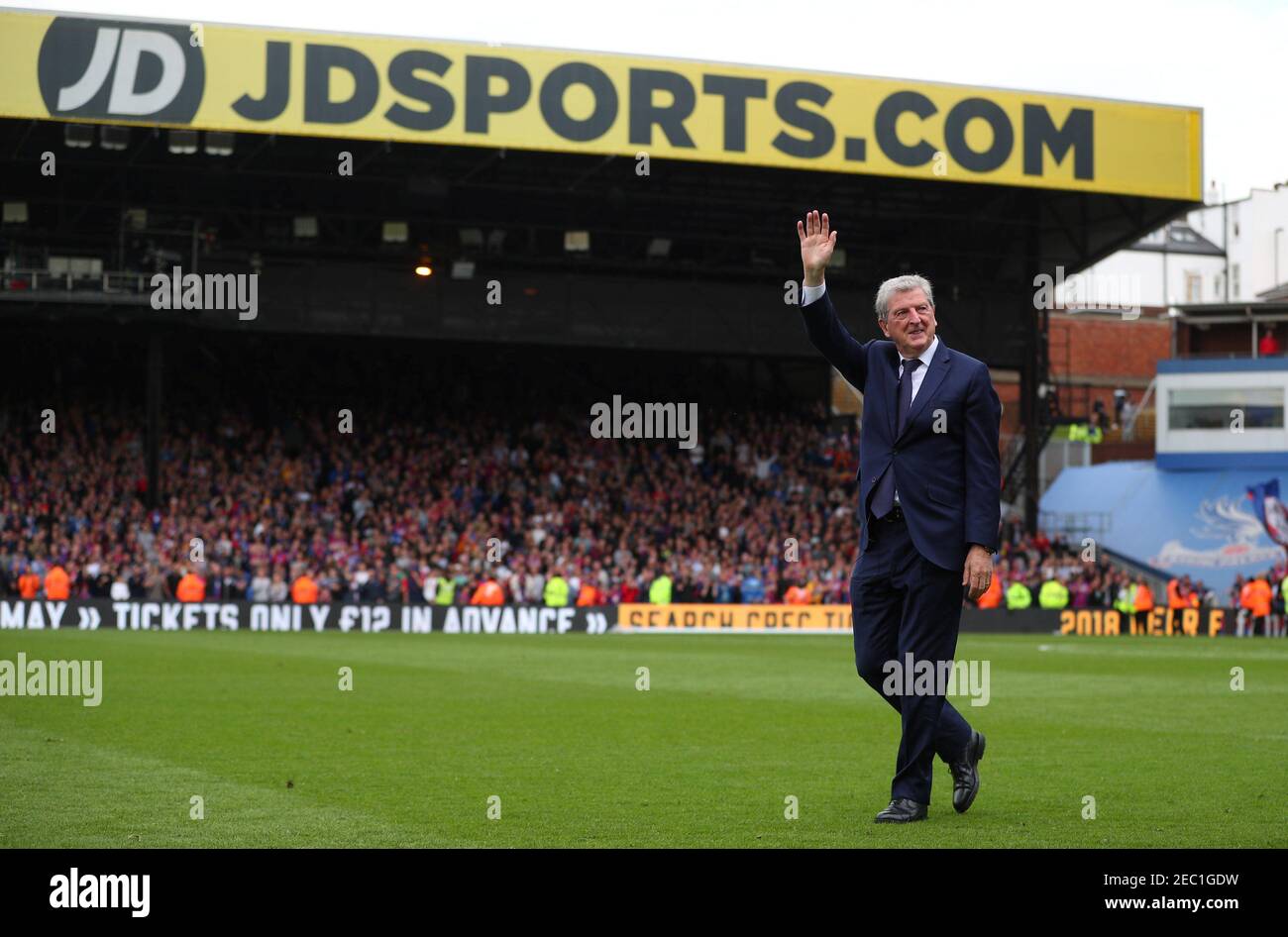 Soccer Football - Premier League - Crystal Palace vs West Bromwich Albion - Selhurst Park, London, Britain - May 13, 2018   Crystal Palace manager Roy Hodgson waves to the crowd after the match   REUTERS/Hannah McKay    EDITORIAL USE ONLY. No use with unauthorized audio, video, data, fixture lists, club/league logos or 'live' services. Online in-match use limited to 75 images, no video emulation. No use in betting, games or single club/league/player publications.  Please contact your account representative for further details. Stock Photo
