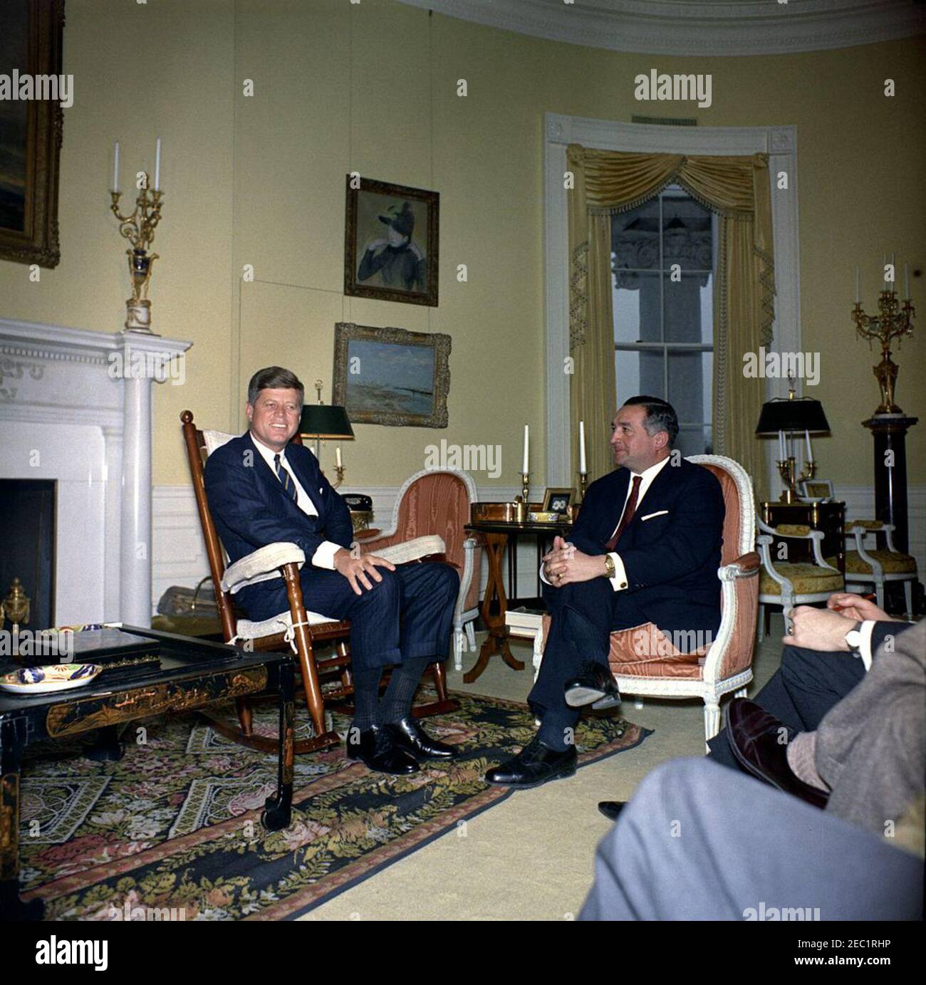 Meeting with Dr. Erich Mende, Chairman, Free Democratic Party, West Germany, 4:00PM. President John F. Kennedy (in rocking chair) meets with Chairman of the Free Democratic Party of West Germany, Dr. Erich Mende. Yellow Oval Room, White House, Washington, D.C. Stock Photo