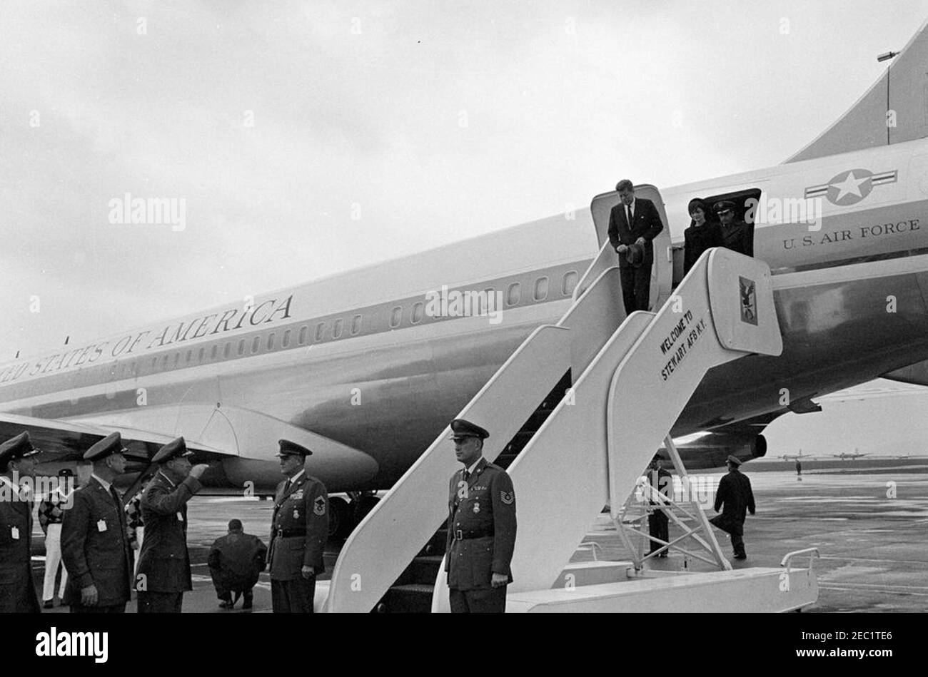 Funeral services for Mrs. Eleanor Roosevelt, Hyde Park, New York. President John F. Kennedy and First Lady Jacqueline Kennedy exit Air Force One upon arrival at Stewart Air Force Base in Newburgh, New York, to attend the funeral of Eleanor Roosevelt in Hyde Park, New York. Air Force Aide to the President, Brigadier General Godfrey T. McHugh, stands in doorway of airplane. Stock Photo