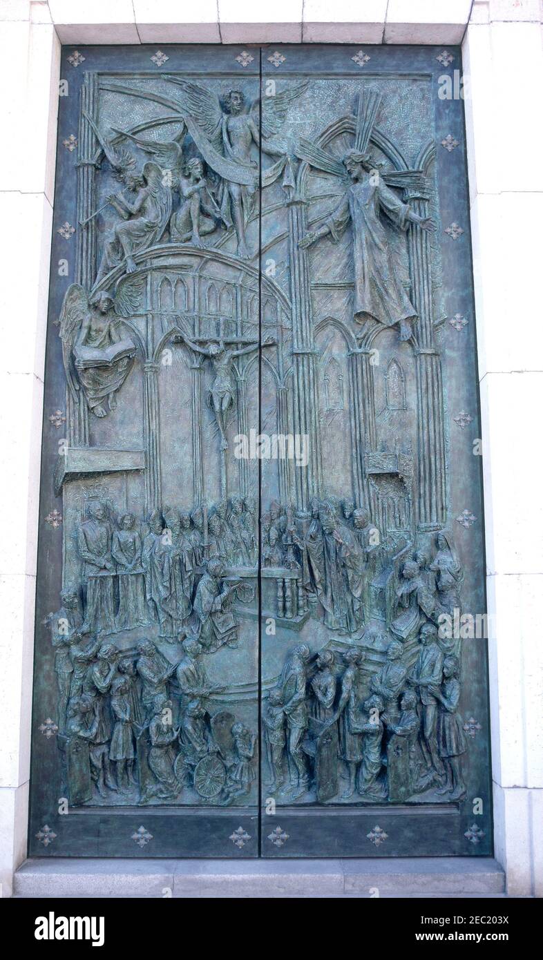 NUEVA PUERTA DE BRONCE ESCULPIDO - 1999 - JUAN PABLO II INAUGURANDO LA CATEDRAL. Author: LUIS SANGUINO. Location: CATEDRAL DE LA ALMUDENA. MADRID. SPAIN. Pope John Paul II. SOFIA REINA DE ESPAÑA. SOFIA DE GRECIA. SUQUIA CARDENAL. ANTONIO MARIA ROUCO VARELA. JUAN CARLOS I OF SPAIN. Stock Photo